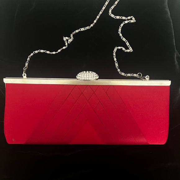 Red satin evening bag with detachable shoulder straps - Picture 5 of 8